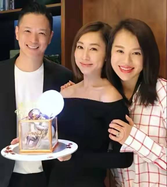 修才|刘嘉玲修饰过的脸好假，僵硬不自然，胡杏儿脸上皱纹不修才真实！