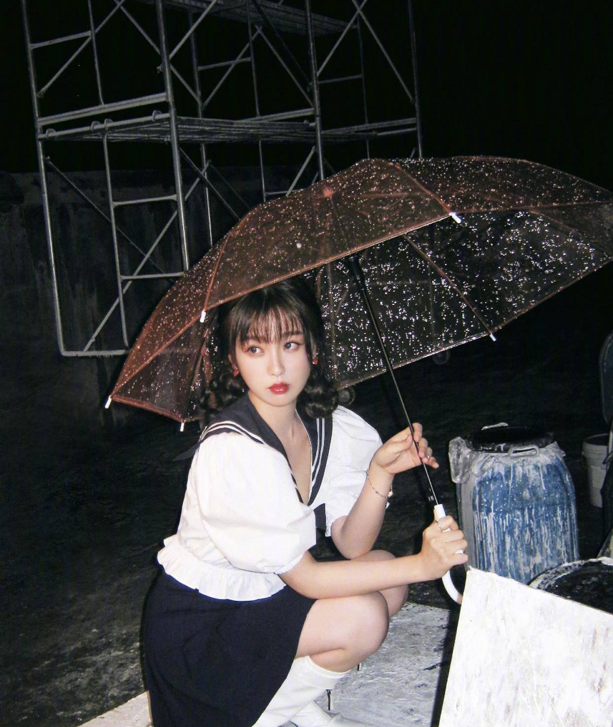 短裙|虞书欣林小宅海边看日出，穿JK短裙甜美十足，网友：都是漂亮姐姐