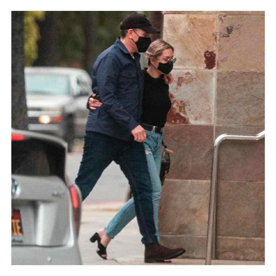 拜登|拜登次子携妻豪购,小17岁妻子满身大牌似女明星,1岁儿子超萌