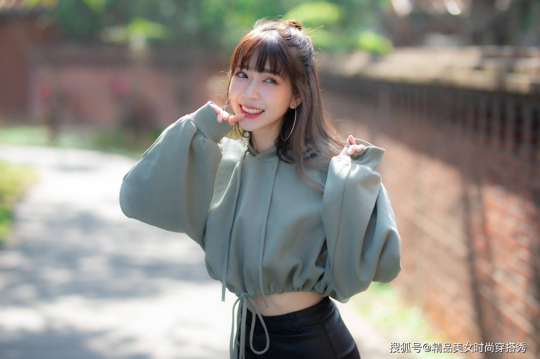 卫衣|初秋季节这么穿，你也能够成为街边那一道不可忽视的魅力焦点哦