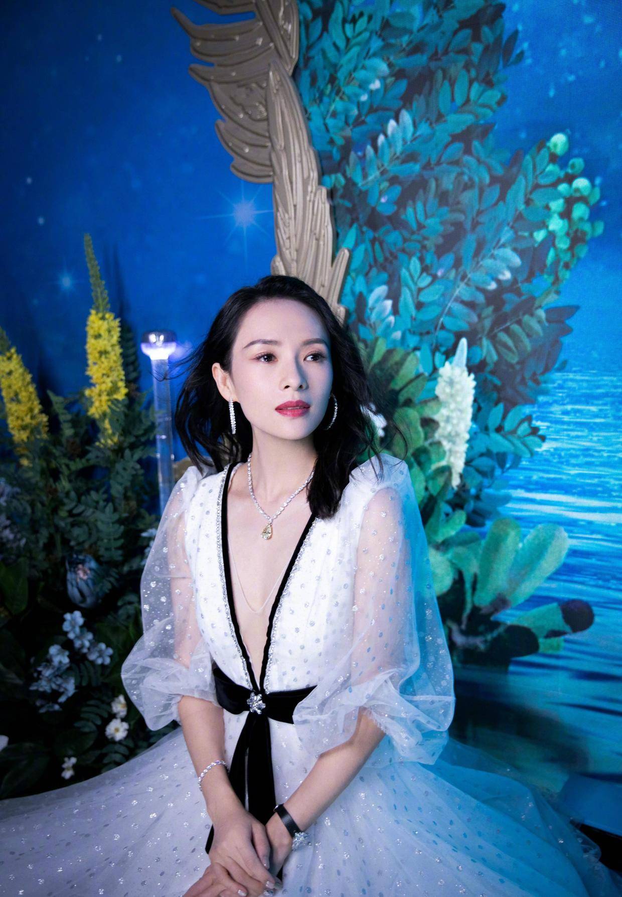 看点|章子怡果然很有国际范,穿一件黑色上衣搭配白色半身裙,高级洋气