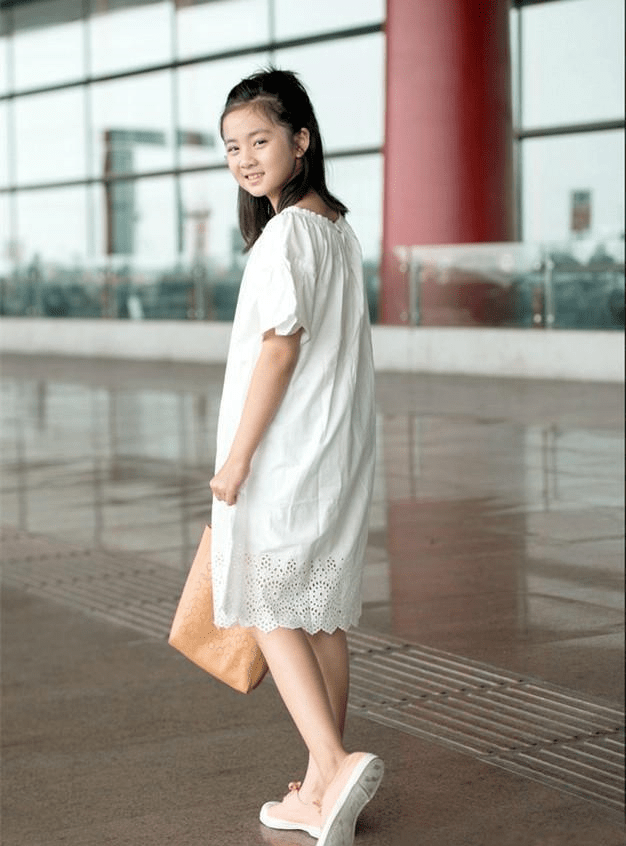 整体|黄多多的长相可真是随了妈妈，“下衣失踪”大秀长腿，青春有活力