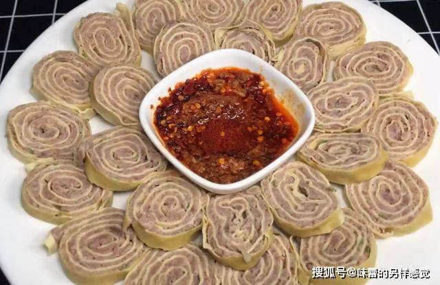 做法|1张豆腐片加些猪肉馅，抹匀铺平不炒不炖，出锅香气扑鼻真好吃