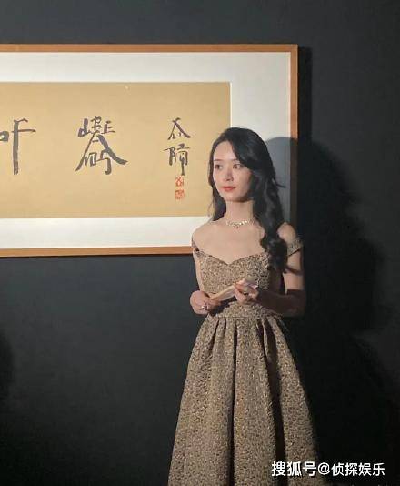 活动|胖了！赵丽颖穿金色修身裙扎马尾出席活动，生图比精修圆一圈