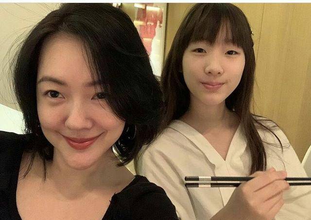 黑色|小S有盼头了！仨女儿太时髦，大女儿资源爆棚二女儿不再是小透明