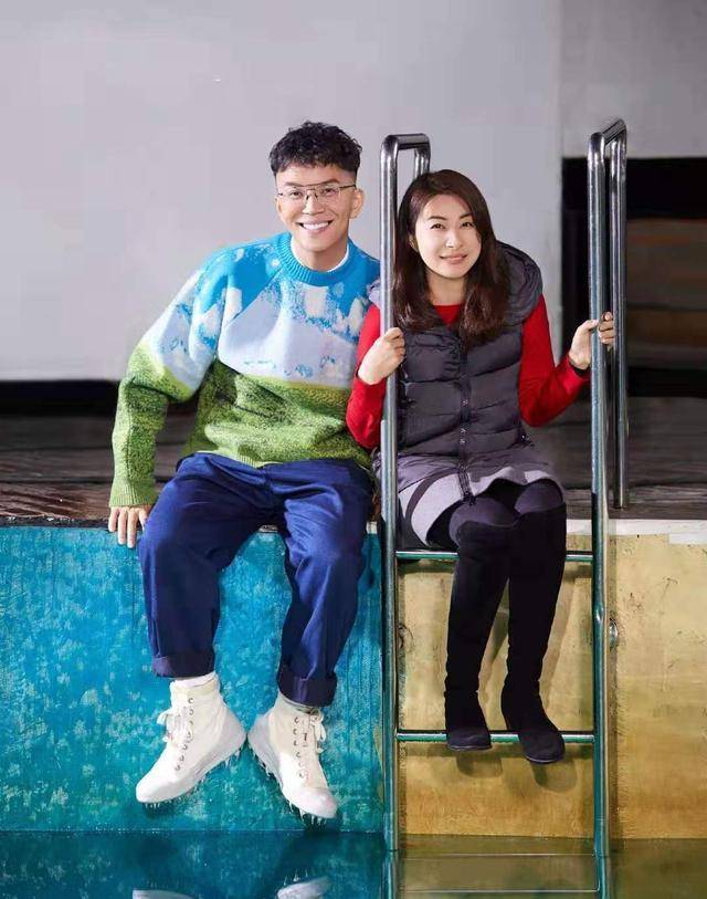 黑色|郭晶晶带女儿逛平价店，穿双排扣风衣，女儿“小不点儿”穿衣土萌