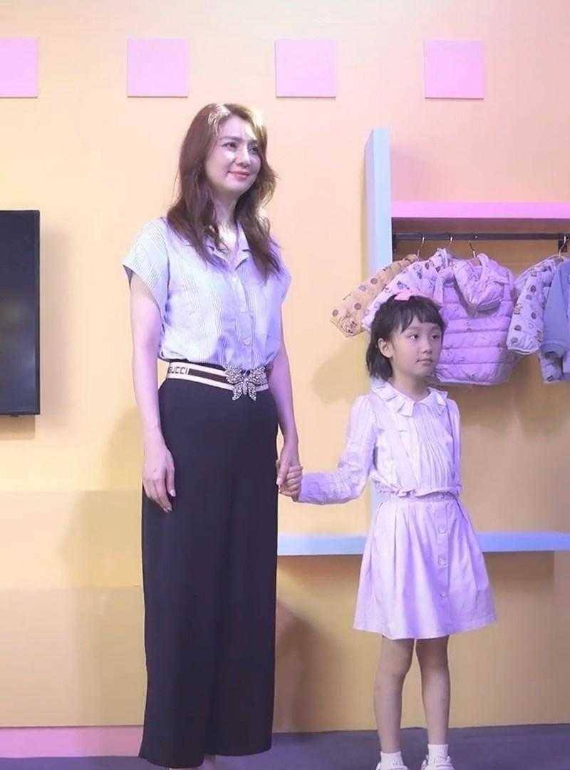 设计|洪欣携女儿现活动，穿衬衫配阔腿裤好减龄，7岁女儿高颜值像妈妈