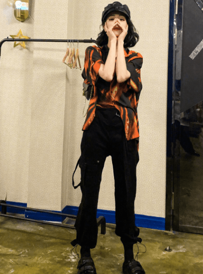 工装裤|迪丽热巴真会玩,港风衬衫配工装裤,秒变帅气小男友