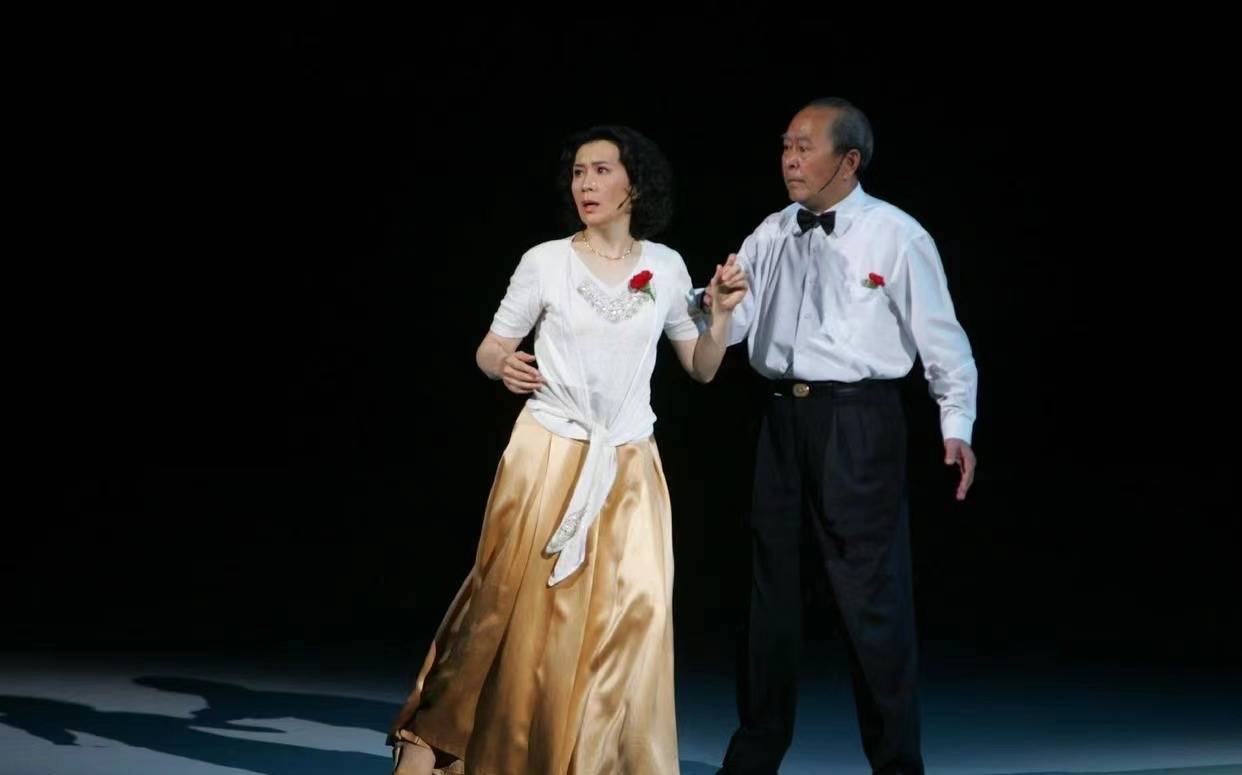 时尚|肖雄气质真好，穿黑色旗袍配短发优雅高贵，“奶奶鞋”暴露了年纪