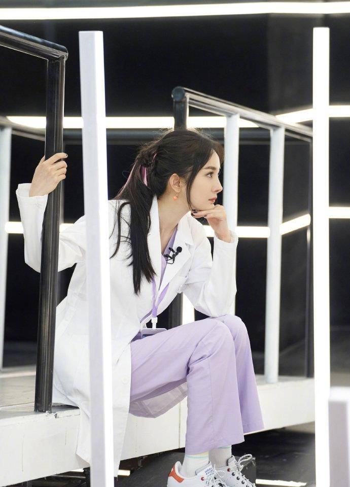 马甲|被杨幂惊艳了，粉色挑染高马尾甜美减龄，这哪是4岁孩子的妈