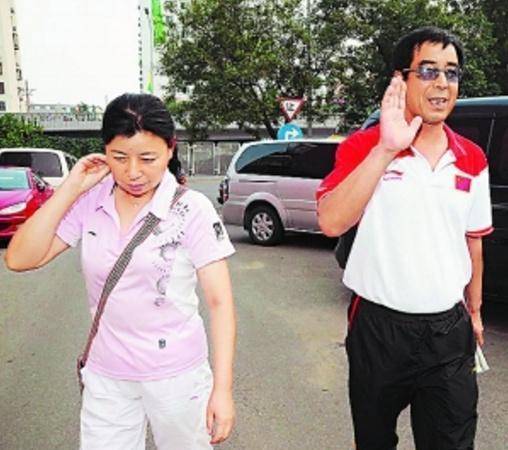 场合|郭晶晶“俩妈”同框!亲妈头发花西装搭T恤,婆婆额头饱满显大气