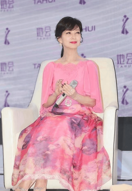 女色|赵雅芝真是不服老，穿衣偏爱少女色，一袭粉裙看着不像50后