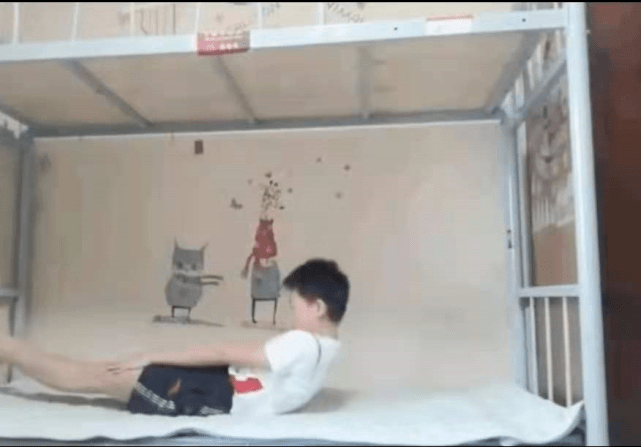 设计|14岁全红婵当冠军仍不忘初心!穿白T住上下床,坚持训练长腿抢眼