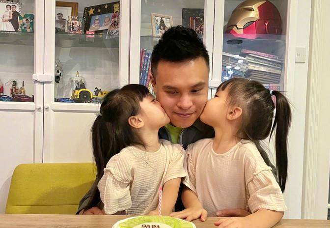 双胞胎|熊黛林一家四口为父庆生，穿蝴蝶结裙颜值高，双胞胎暴露大小眼睛