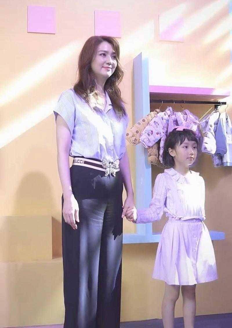 设计|洪欣携女儿现活动，穿衬衫配阔腿裤好减龄，7岁女儿高颜值像妈妈