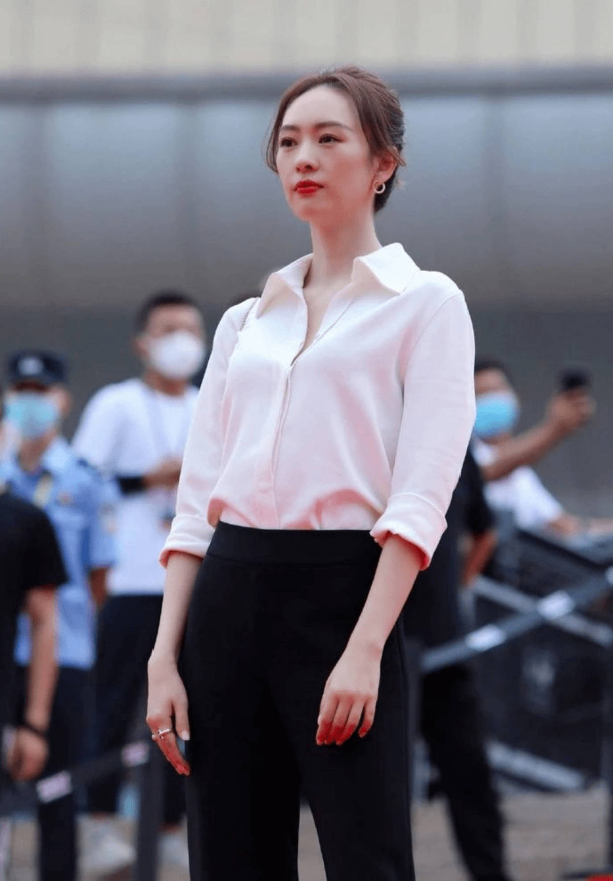 面料|被童瑶生图美到了，穿白衬衫配黑裤看着普通，随便一站却有高级感