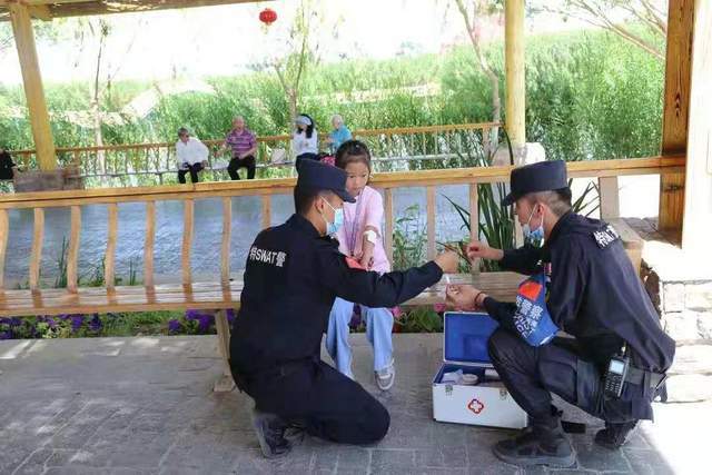 新疆博湖县公安局：“旅游警察”便民服务显真情