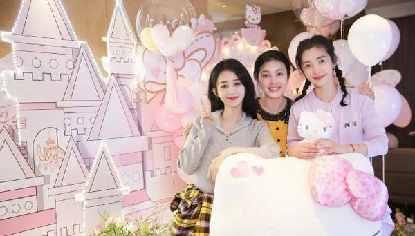 赵丽颖|赵丽颖为李冰冰庆生!格子衫当裙子穿不抢风头,李冰冰粉嫩似少女