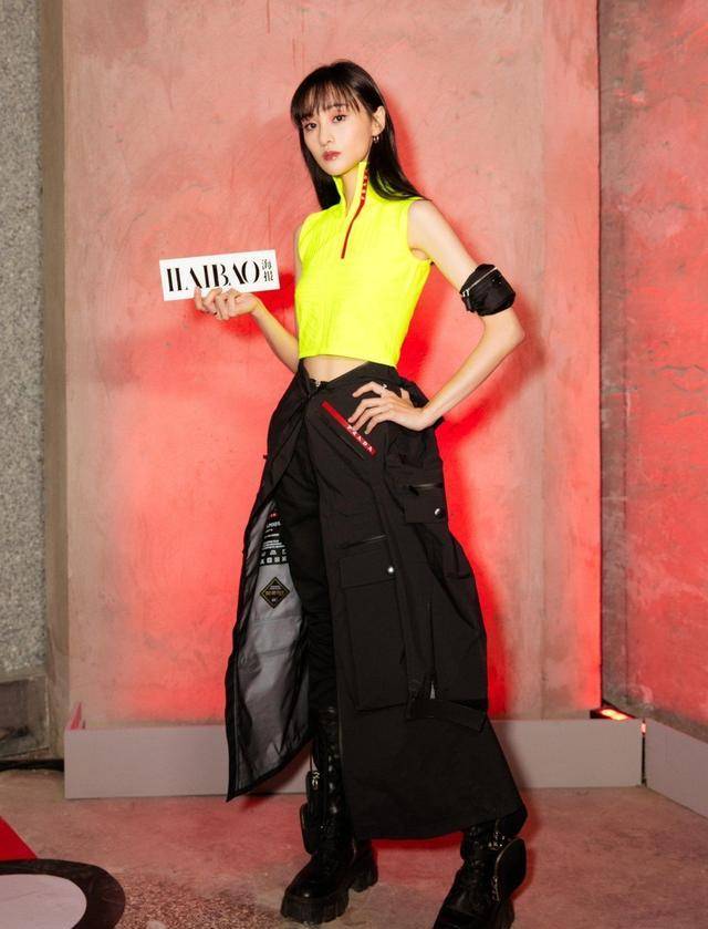 整体|郑爽现身机场，穿短裤配透明袜走路优雅，腿长却没肉暴露真实腿型