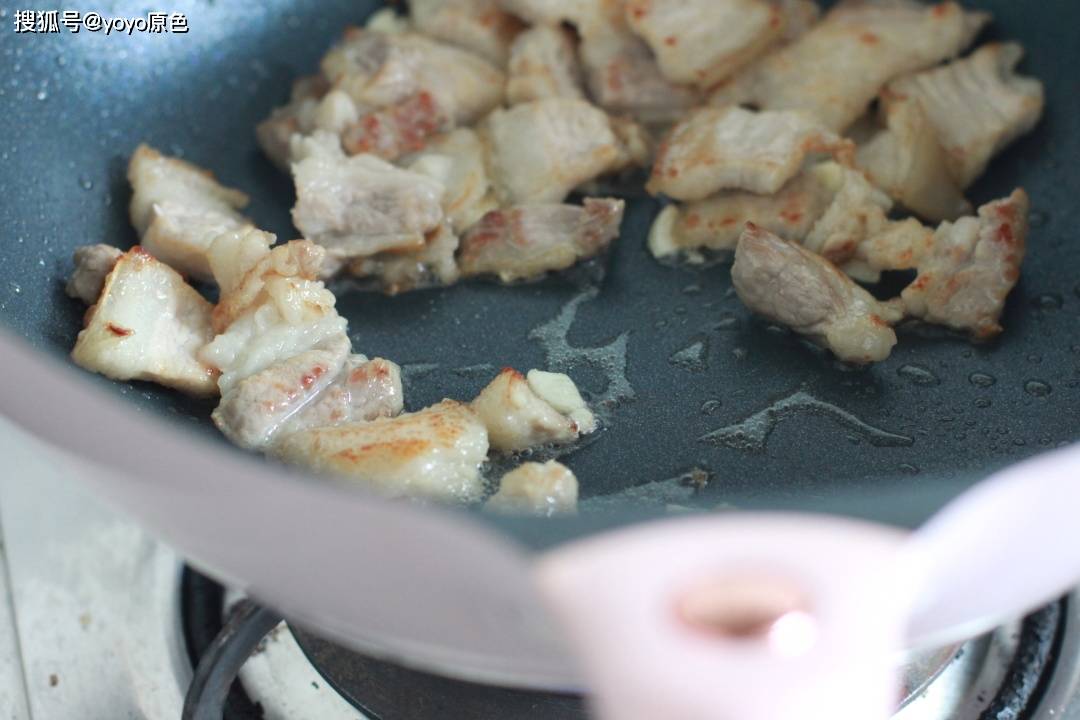 做法|五花肉和青椒先炒哪个？看看我的做法，连吃三天都不腻