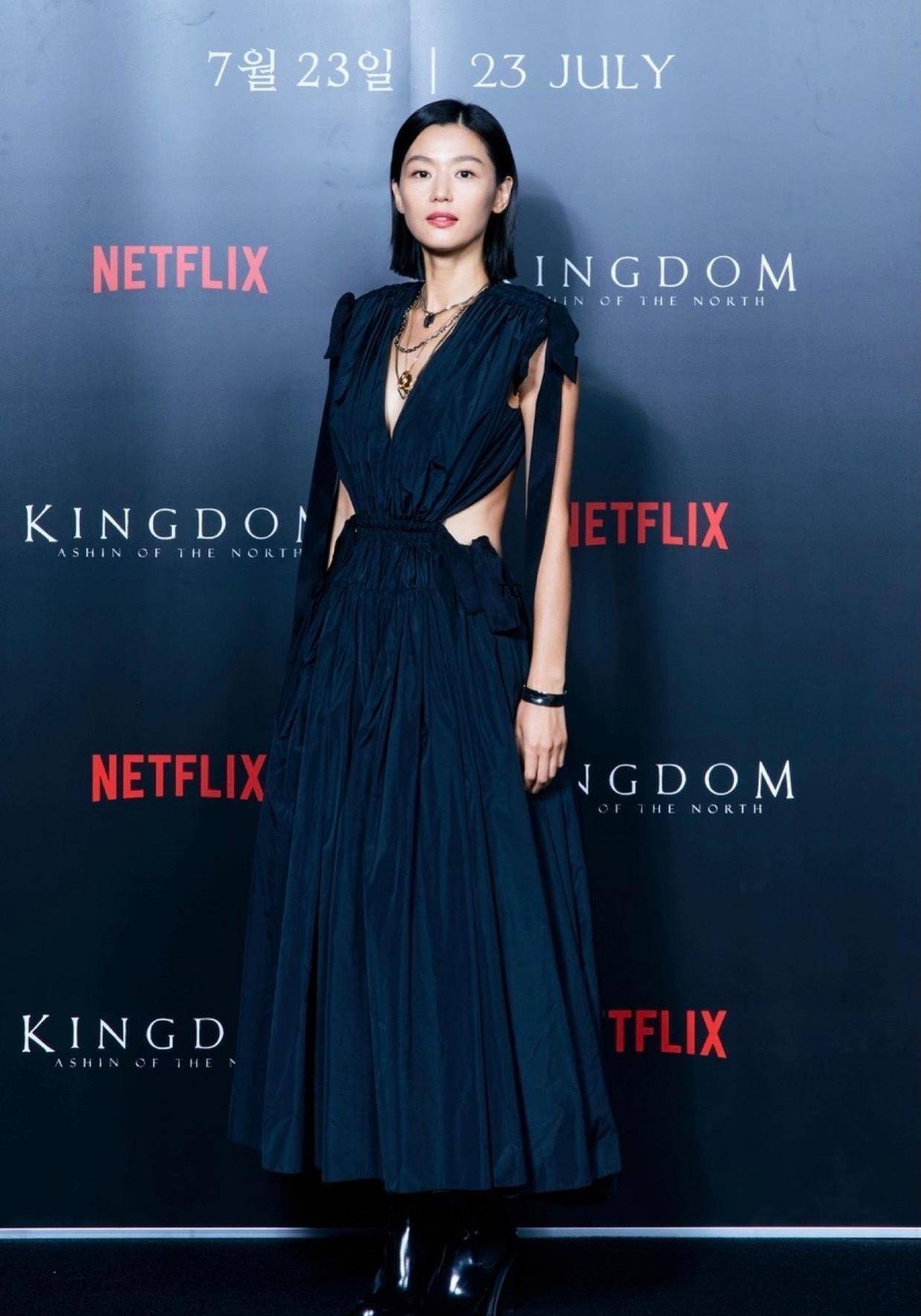 身材|被全智贤“气质”折服,剪一刀切短发气场全开,配黑色裙真高级