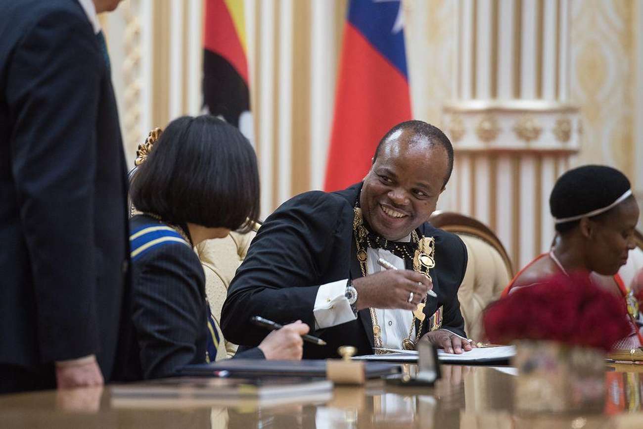 斯威士兰王室举办水下生日派对富有的王室成员过着令人难以置信的奢华