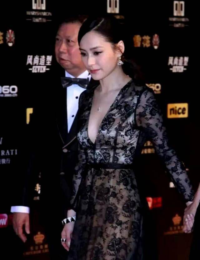 美眉|阿娇高颜值真任性，黑色V领连衣裙精致时髦，成熟大气真有女人味