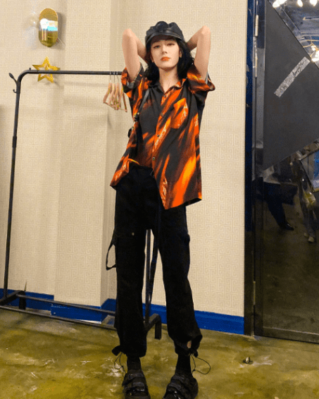 工装裤|迪丽热巴真会玩,港风衬衫配工装裤,秒变帅气小男友