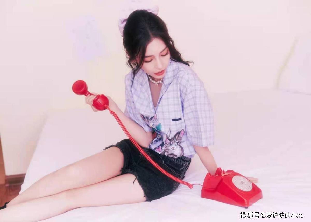杨颖|杨颖的颜值没话说，就算只穿简单的白+黑，素颜状态下依旧抢眼