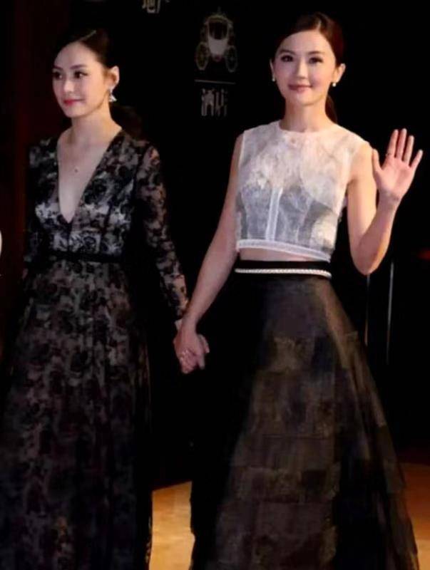 美眉|阿娇高颜值真任性，黑色V领连衣裙精致时髦，成熟大气真有女人味