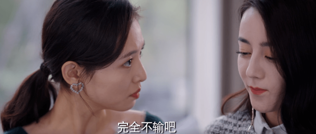 29岁热巴吴倩同框，一个面若桃花一个疲态尽显，脸部参差太强烈_