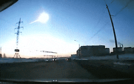 13年陨石在空中被不明飞行物击穿 是谁在暗中保护地球 小行星