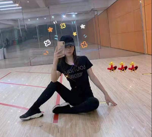 郭富城|郭富城夫妇合体!他穿千元平价卫衣真低调,方媛浑身大牌像贵妇