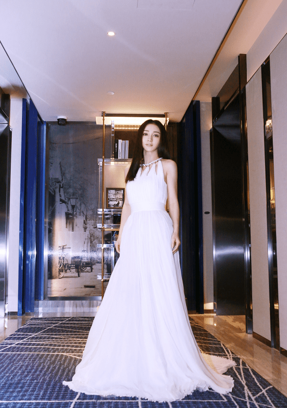 服装|姚笛的“病秧妆”看着没气色,暗黑的搭配更显憔悴,皮肤状态太差