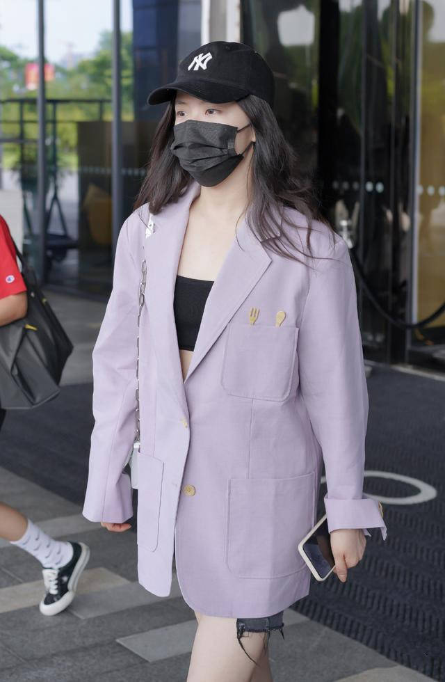 身材|王艺瑾挺会放飞自我,把大码单西当裙子穿,下衣失踪潮流也大气