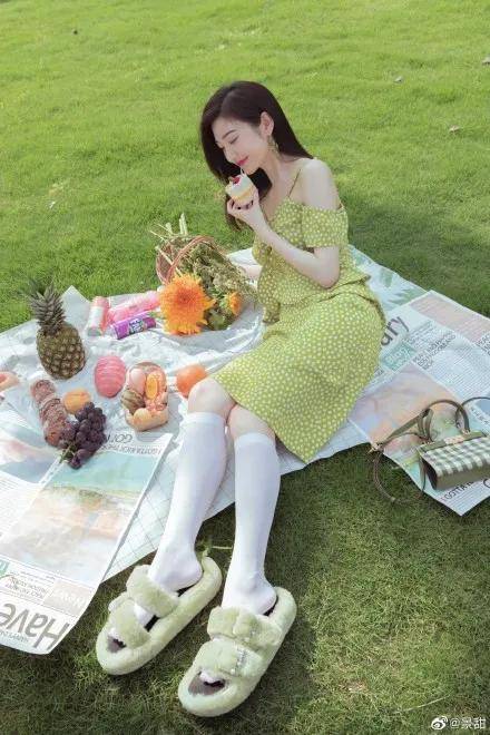 身材|景甜穿绿色波点吊带裙很是甜美!雪肤玉貌太性感靓丽