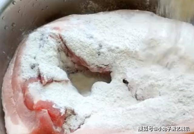 做法|五花肉往油锅一扔，不炒不炖不红烧，简单几步，上桌3斤都不够吃