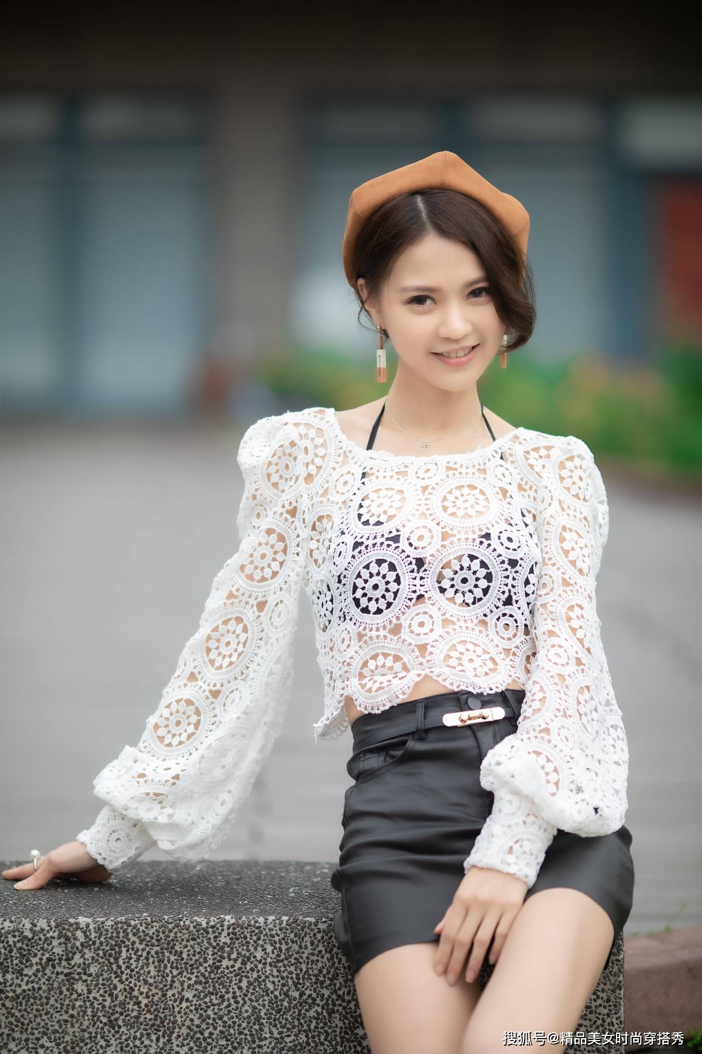 风韵|白色钩花蕾丝罩衫搭配西装短裤裙，惊艳绝伦，诠释靓女风韵