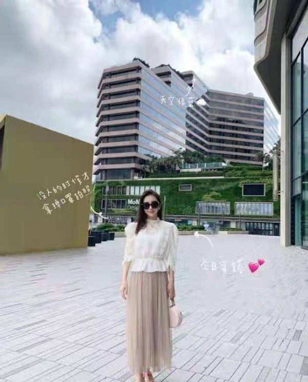 郭富城|郭富城夫妇合体!他穿千元平价卫衣真低调,方媛浑身大牌像贵妇