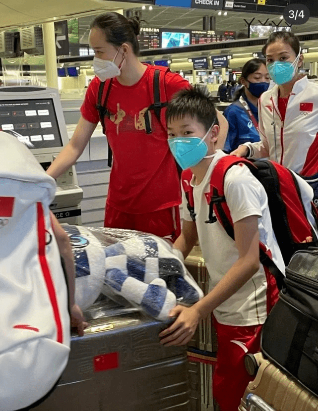 设计|14岁全红婵当冠军仍不忘初心！穿白T住上下床，坚持训练长腿抢眼