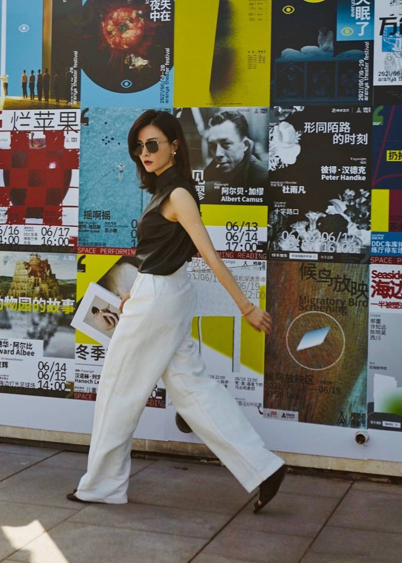 大气|刘孜美得惊艳，43岁穿无袖修身针织裙优雅迷人，状态不输小姑娘