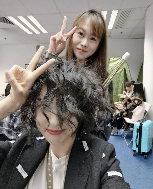 卷发|佟丽娅领衔热门发型“步惊云”烫！连小S三女儿也尝试，戚薇够靓