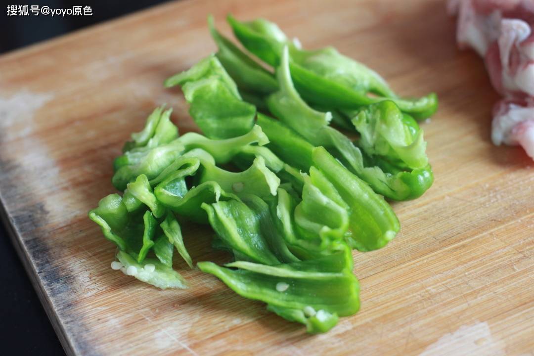 做法|五花肉和青椒先炒哪个？看看我的做法，连吃三天都不腻