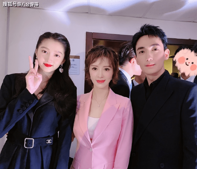 黑色|金巧巧虽是“大婶”年纪，穿黑色连衣裙成熟优雅，气质不输年轻人