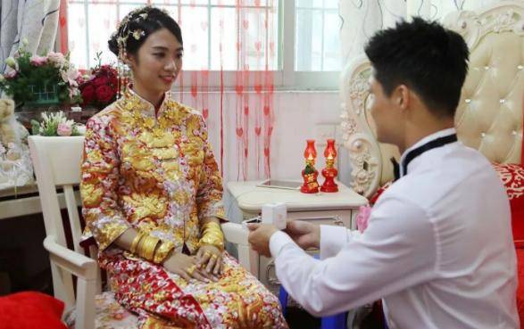 苏炳添总是是不是的出现在林艳芳的面前,而在初中毕业