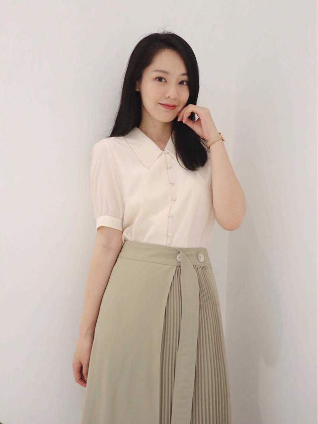 显得|小个子如何穿出“职场”范？一身灰色西服套装精致干练，显高显瘦