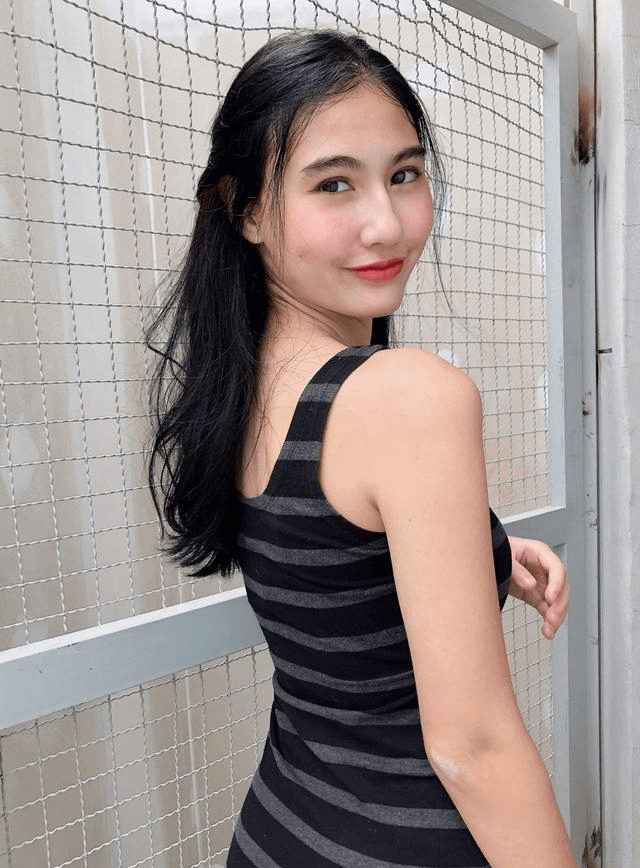 条纹|大圆脸的越南女生，条纹连衣裙的穿搭，展现出青春和甜美