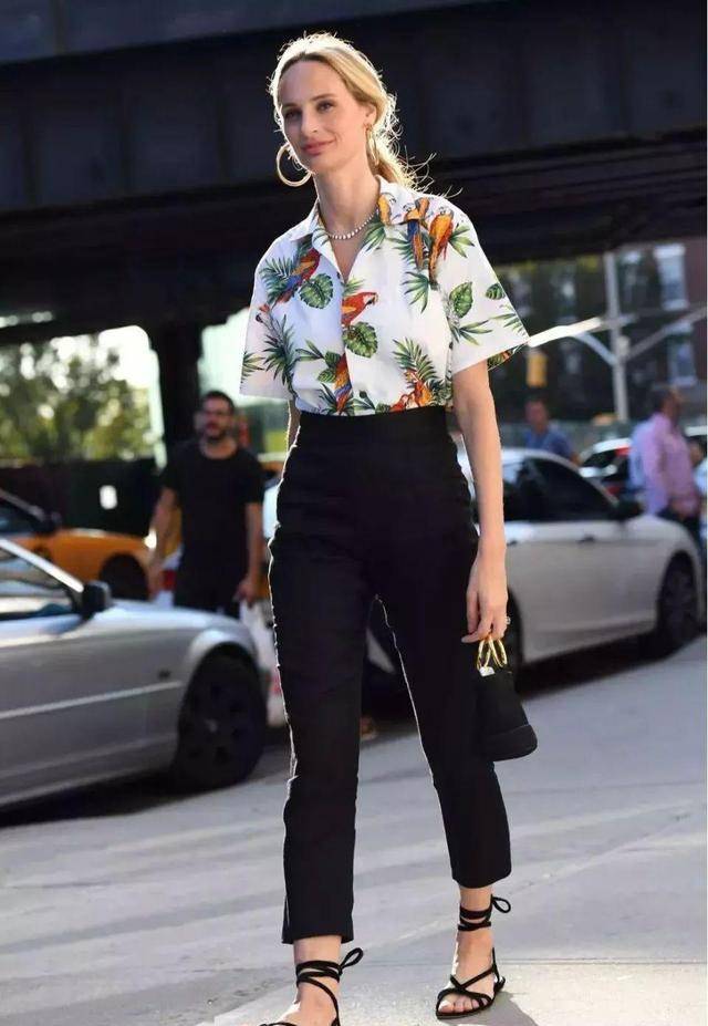 元素|越“老气”越时髦，旧货也能高级又时尚，花衬衣这样搭配更显“贵”