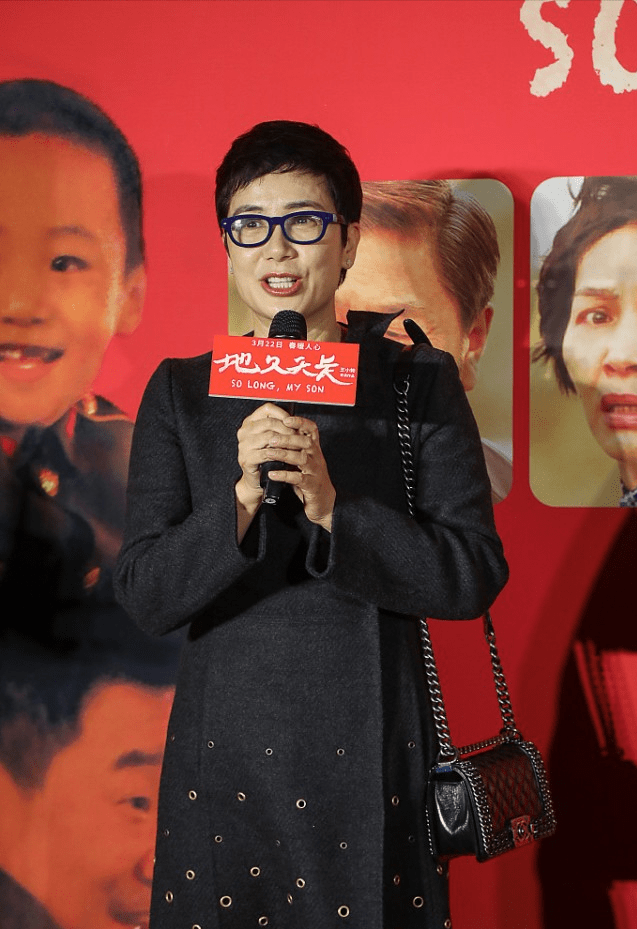 魅力|蒋雯丽虽然只大咏梅4岁,可是看脸差别挺明显,好在穿搭挺提气质