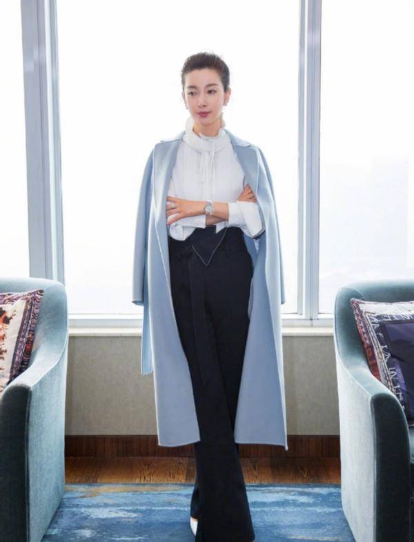 赵丽颖|赵丽颖为李冰冰庆生！格子衫当裙子穿不抢风头，李冰冰粉嫩似少女